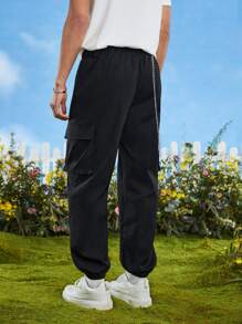 TOM & JERRY X SHEIN 男士卡通和字母圖案翻蓋口袋工裝褲 - 黑色 - 查看 2