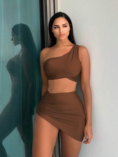 SHEIN Swim Conjunto de bikini con sujetador de un hombro y fondo de baño con falda para cubrirse en la playa para el verano