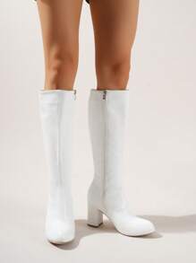 秋冬白色翻边高跟牛仔靴，圆头设计，百搭实用，适合工作和日常穿着，也可搭配牛仔裙、毛衣等户外服饰，性感迷人。