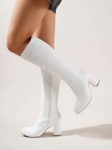 秋冬白色翻边高跟牛仔靴，圆头设计，百搭实用，适合工作和日常穿着，也可搭配牛仔裙、毛衣等户外服饰，性感迷人。