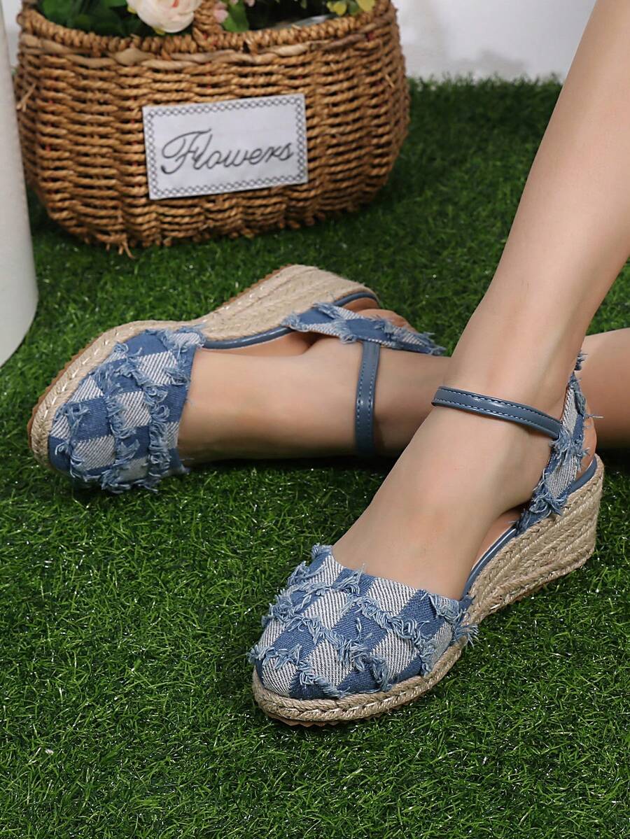 女士格子毛邊飾草編踝帶鞋，度假面料坡跟鞋