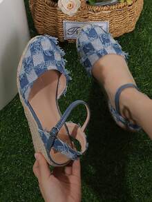 女士格子毛邊飾草編踝帶鞋，度假面料坡跟鞋