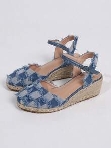 女士格子毛邊飾草編踝帶鞋，度假面料坡跟鞋