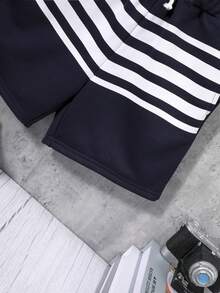 SHEIN 男童休閒和運動可愛街頭風寬鬆條紋圖案和圖案腰部抽繩短褲適用於海灘,夏天 - 藏蓝色 - 查看 5