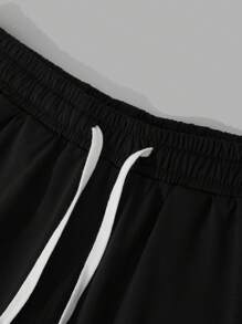Manfinity Hypemode Hombres Shorts con camiseta con estampado de dibujos animados - Negro - Ver 4
