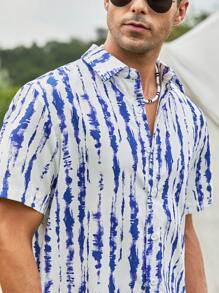 Manfinity RSRT 男士滿版印花襯衫和短褲套裝 - 藍白色 - 查看 4