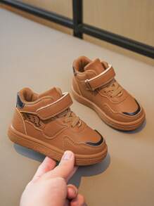 男孩魔術貼系帶設計翅膀刺繡時尚板鞋適用於戶外