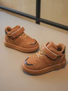 男孩魔術貼系帶設計翅膀刺繡時尚板鞋適用於戶外