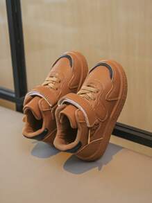 男孩魔術貼系帶設計翅膀刺繡時尚板鞋適用於戶外