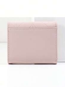 粉色短款PU皮革花卉装饰三折钱包，金属扣，小巧便携，适合上班族女性，可用于大学、工作、商务通勤、办公室等场合，也可作为周年纪念日、生日、情人节礼物，商务休闲皆宜。