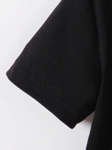 SHEIN 年轻男孩黑色恐龙印花圆领短袖T恤搭配休闲牛仔短裤，简约时尚，适合春夏 - 黑色 - 查看 5