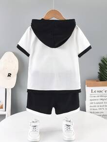 SHEIN 小男童雙色補丁貼口袋連帽T恤和短褲套裝 - 黑與白 - 查看 2
