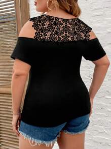SHEIN LUNE Áo thun hở vai họa tiết ren guipure tương phản Plus Áo thun nữ - màu đen - Xem 2