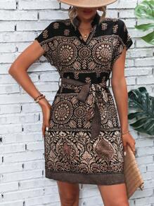 SHEIN LUNE 滿版印花缺口領蝙蝠袖繫腰帶連衣裙 - 彩色 - 查看 1