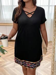 SHEIN LUNE Plus Geo Print Crisscross Front Tee Dress For Summer - Black - View 5