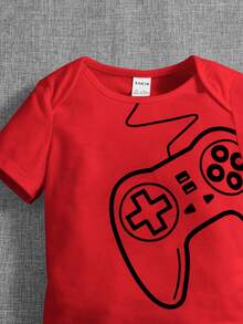 SHEIN Leap Crew Đứa bé trai In Gamepad Áo thun & Đồ họa Chữ cái Quần short - Đỏ - Xem 3