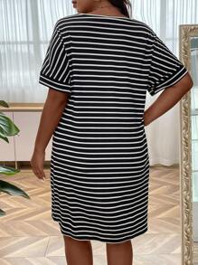 Vestido estilo camiseta con estampado de rayas de manga murciélago - Blanco y Negro - Ver 3