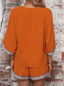 SHEIN LUNE Fita De Contraste Manga De Asa De Morcego Blusa & Shorts
