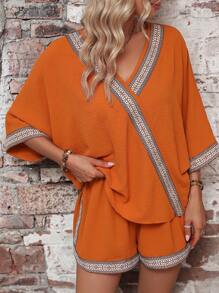 SHEIN LUNE Fita De Contraste Manga De Asa De Morcego Blusa & Shorts