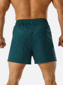 Street Sport Men Letter Graphic Drawstring Waist Slant Pocket Shorts