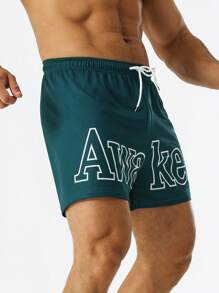 Street Sport Men Letter Graphic Drawstring Waist Slant Pocket Shorts