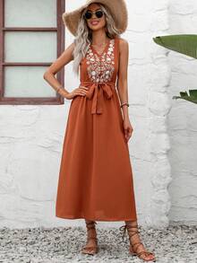 SHEIN Holidaya 花卉刺繡繫腰帶連衣裙 - 棕色 - 查看 3