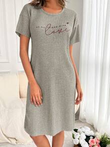 RueChic Vestido homewear con estampado de slogan tejido de canalé - Gris Claro - Ver 1