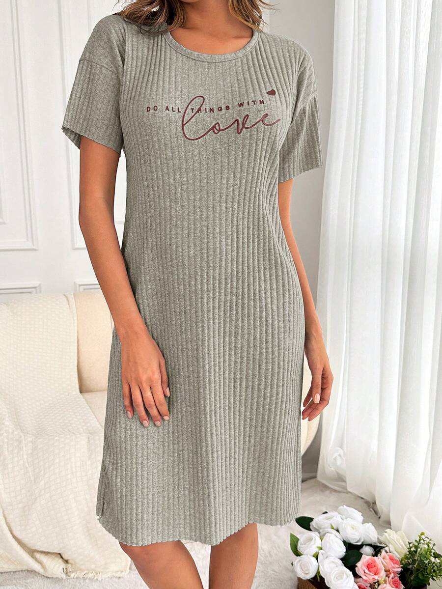 RueChic Vestido homewear con estampado de slogan tejido de canalé - Gris Claro - Ver 1