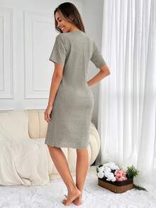 RueChic Vestido homewear con estampado de slogan tejido de canalé - Gris Claro - Ver 2