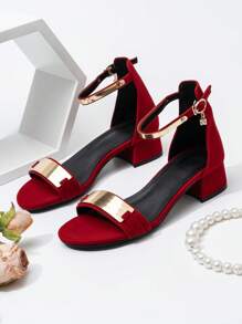 Frauen Sandalen mit Metall Dekor, klobigem Absatz, Knöchelriemen Modisch Outdoor Wildlederimitat