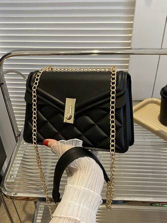 Bolsa cuadrada guateado con solapa con cadena con tira negro de moda