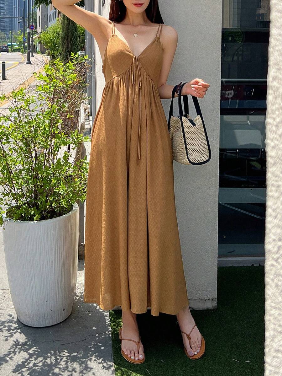DAZY 素色前繫帶吊帶連衣裙 - 駝色 - 查看 1