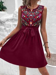 SHEIN VCAY 花卉刺繡缺口領繫腰帶洋裝 - 酒紅色 - 查看 3