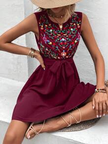 SHEIN VCAY 花卉刺繡缺口領繫腰帶洋裝 - 酒紅色 - 查看 5