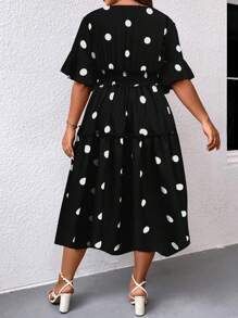 SHEIN Holidaya 加大圆点印花方领蝴蝶袖荷叶边下摆连衣裙长款女装 - 黑色 - 查看 2