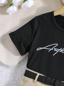 SHEIN 女孩字母圖案T恤和翻蓋口袋腰帶工裝裙套裝