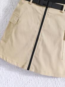 SHEIN 女孩字母圖案T恤和翻蓋口袋腰帶工裝裙套裝