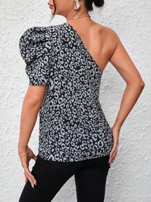 SHEIN Privé Blusa con estampado de leopardo de un hombro de manga farol - Neblina azul - Ver 2