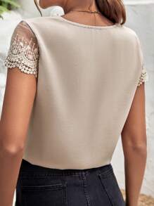 SHEIN Frenchy 拼接網紗刺繡V領襯衫 - 卡其色 - 查看 2