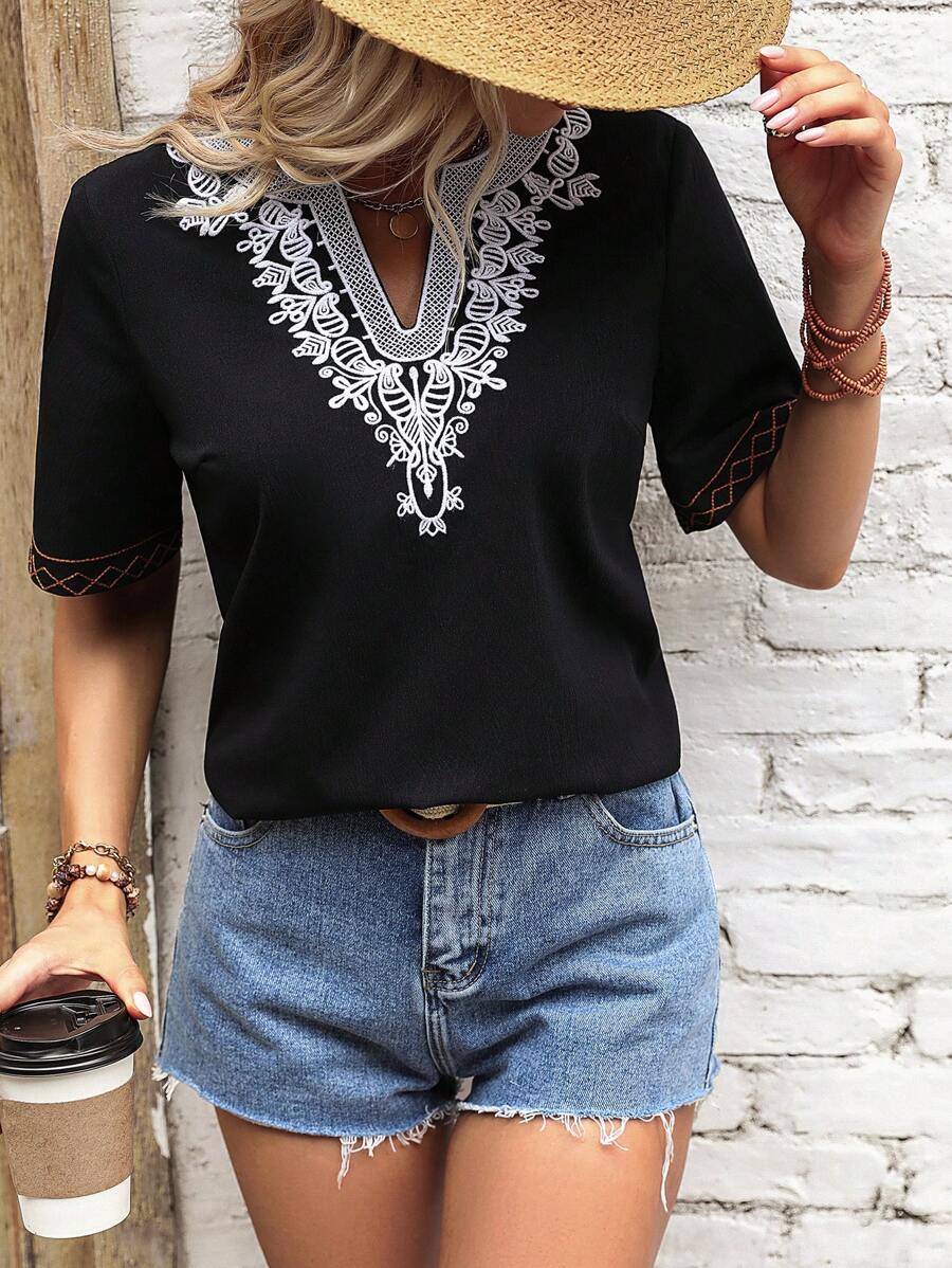 SHEIN VCAY Blusa con encaje en contraste de cuello notch - Negro - Ver 1