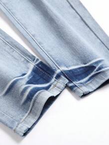 男士骷髅与字母图案破洞磨边漂白洗水牛仔裤 - 中等水洗藍 - 查看 5