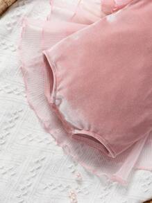 SHEIN Recién nacido Body foto ribete con fruncido de malla en contraste