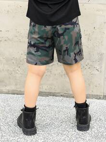SHEIN 男孩迷彩印花翻蓋口袋工裝短褲