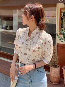 DAZY 印花系领泡泡袖衬衫度假装女装 - 杏色 - 查看 2