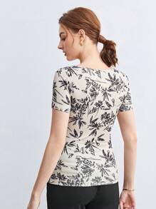 BizChic 女式杏色和白色花卉印花圆领修身扭结上衣，适合办公室穿着的基本款休闲衬衫