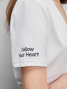 BizChic Thêu Khẩu hiệu Cổ v Áo thun Trang phục làm việc - trắng - Xem 4