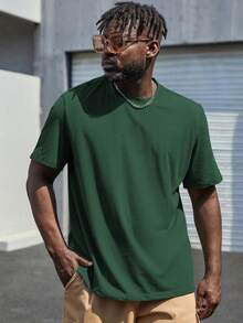 Manfinity EMRG Hombres Camiseta de hombros caídos con estampado de slogan - Verde Oscuro - Ver 2