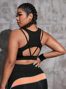 Plus Cut Out Back Sports Bra - Black - View 4