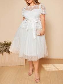 SHEIN Belle 大碼花卉刺繡網紗覆蓋繫腰帶洋裝 - 白色 - 查看 1