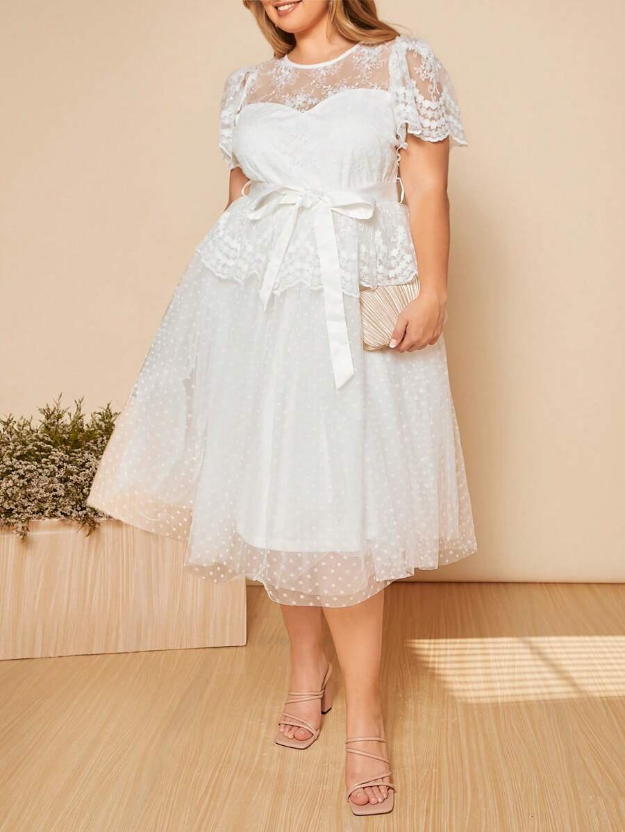 SHEIN Belle 大碼花卉刺繡網紗覆蓋繫腰帶洋裝 - 白色 - 查看 1